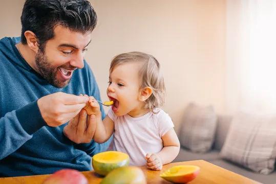 Healthy Eating Habits Built Around a Baby Feeding Schedule by Age